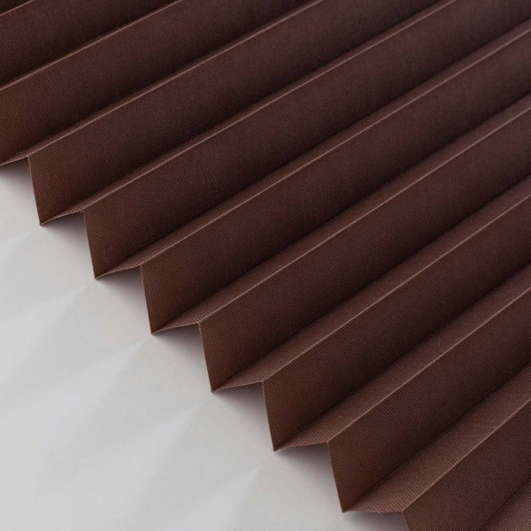 Braunes Plissee Poel 9201 mit sichtbarer Faltenstruktur wird zur Fensterdekoration verwendet. Es bietet eine halbtransparente Eigenschaft und ermöglicht somit kontrollierte Lichtverhältnisse.