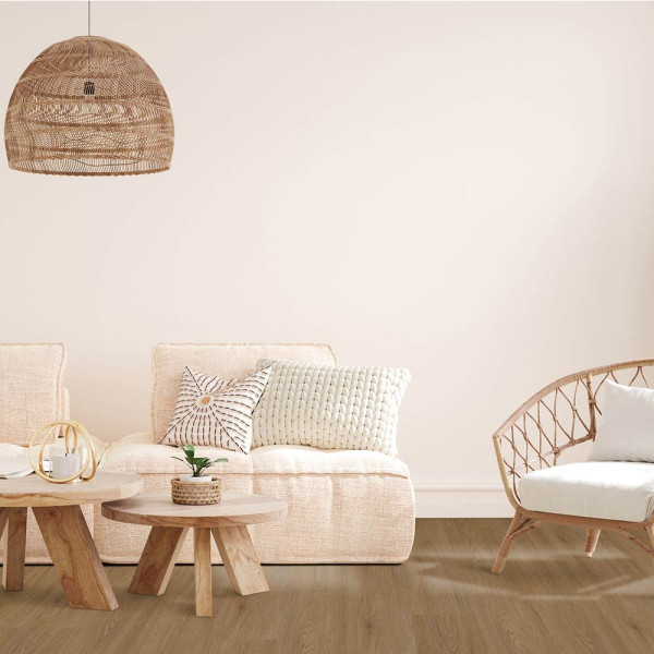 Brauner Klebe-Vinylboden mit Holzoptik. Die Textur zeigt durchgehende Holzmaserung und verschiedene Paneele. Er ist als Designboden von Gerflor für Innenräume konzipiert.