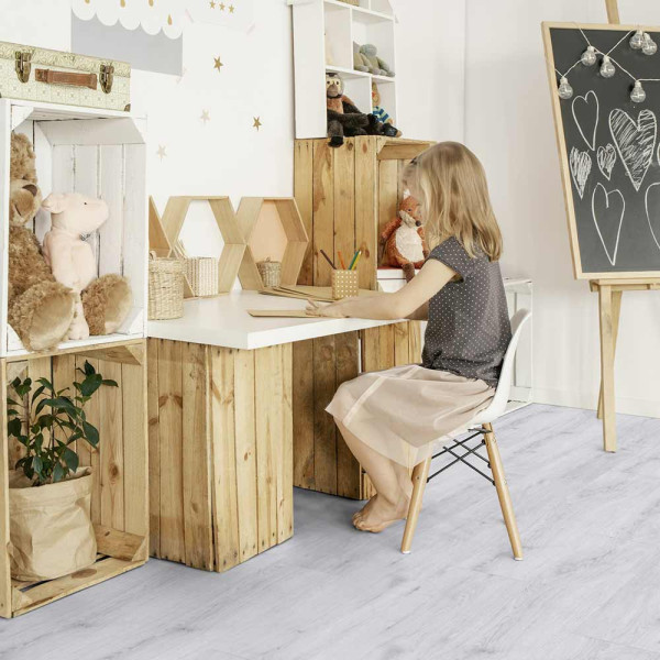 Helle Holzoptik mit sanften, grauen Tönen bildet den Bodenbelag ab. Der stilvolle Designboden wirkt modern und lässt sich vielseitig in Wohnräumen einsetzen.