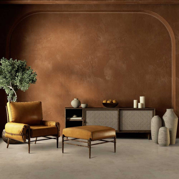 Beige Bodenfliesen im Steindekor sind gleichmäßig angeordnet. Die Oberflächenstruktur wirkt natürlich und bietet eine moderne, elegante Optik für Wohnräume.