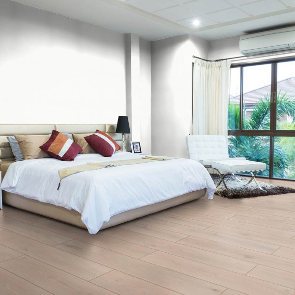 Helle, moderne Bodenbeläge aus Vinyl zeigen eine natürliche Holzoptik in sanften Beigetönen mit deutlicher Holzstruktur. Die Diele ist gleichmäßig verlegt und vermittelt eine warme Atmosphäre.