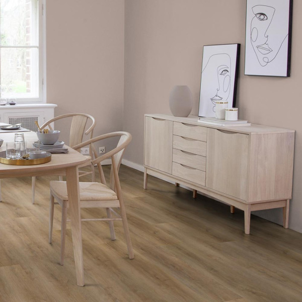 Holzoptik mit hellbraunem Farbton und feinen Maserungen bildet den Klick-Vinylboden Wineo Design Comfort Home ab. Das Material wirkt ästhetisch und natürlich in der Raumgestaltung.