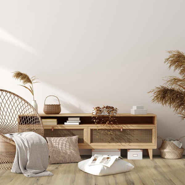 Helle, strukturierte Bodenfläche aus hellem Holzdekor. Die Oberfläche zeigt natürliche Holzmaserungen und Knoten, die dem Designboden eine warme und einladende Wirkung verleihen.