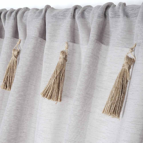Natürlicher Vorhang namens Ibiza mit Schlaufen und Fransen hängt an einer Stange. Der Vorhang ist in einer hellen Farbgebung gehalten und bietet eine schlichte Eleganz für jeden Raum.
