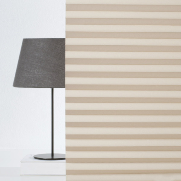 Beige Plisseestoffe sind gefaltet und gleichmäßig angeordnet. Sie bieten einen blickdichten Effekt für Fensterdekorationen. Die Struktur ist klar und sauber, ideal für maßgeschneiderte Lösungen.