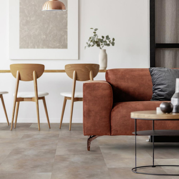 Helle, matte Fliesen in verschiedenen Beige- und Grautönen mit einer strukturierten Oberfläche bilden ein modernes Muster für einen Klebe-Vinylboden. Der Boden wirkt hochwertig und stilvoll.