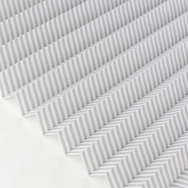 Grau-gestreiftes Plissee mit gleichmäßigen Falten, das in einem hellen Raum platziert ist. Es bietet Sichtschutz und ist auf Maß gefertigt.