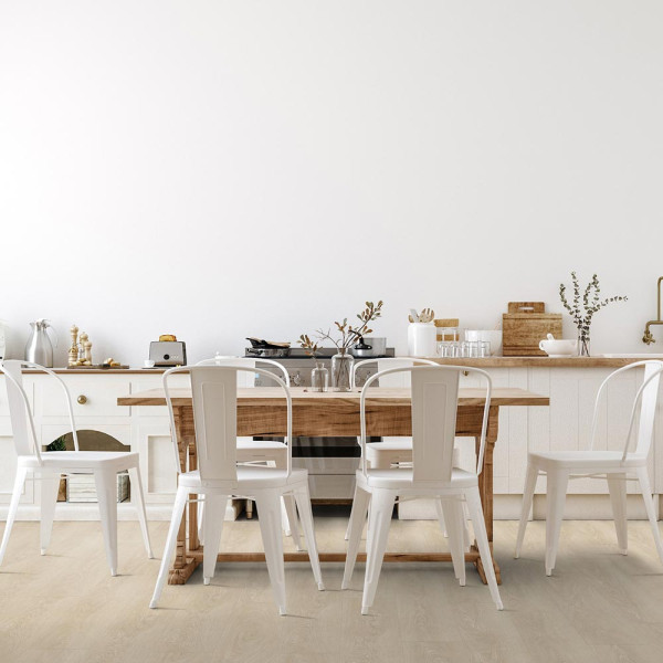 Beiger Designboden mit Holzoptik, der eine helle und moderne Atmosphäre schafft. Die Dielen sind verlegt und gleichmäßig angeordnet. Die Oberfläche zeigt feine Holzmaserungen.