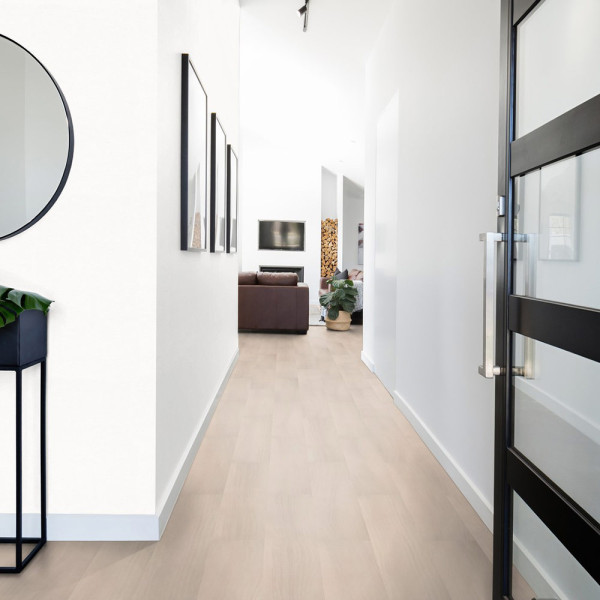 Helle Holzoptik mit feinen Maserungen und einem einheitlichen, hellen Farbton. Der Bodenbelag ist für verschiedene Räume geeignet und bietet eine moderne, minimalistische Ästhetik.