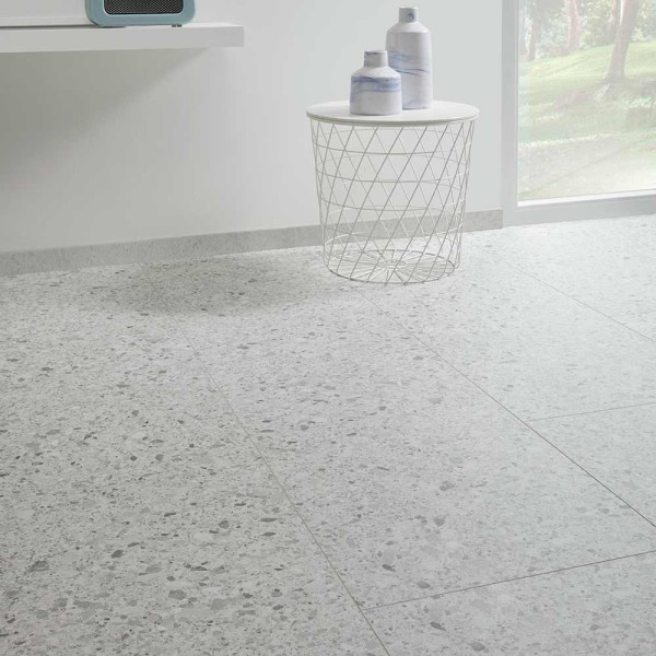 Hellgrauer Multilayer-Vinylboden mit feinen, hellen und dunklen Einschlüssen. Die Oberfläche wirkt strukturiert und modern. Der Boden eignet sich für verschiedene Innenräume und entspricht dem Produkt COREtec Klick-Planke Ceratouch.