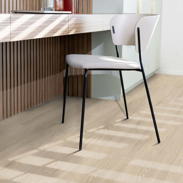 Helles, strukturiertes Design mit Eichenoptik. Der Klebe-Vinylboden eignet sich ideal für Wohnräume und gewerbliche Anwendungen. Die Oberfläche zeigt natürliche Holzmaserungen.
