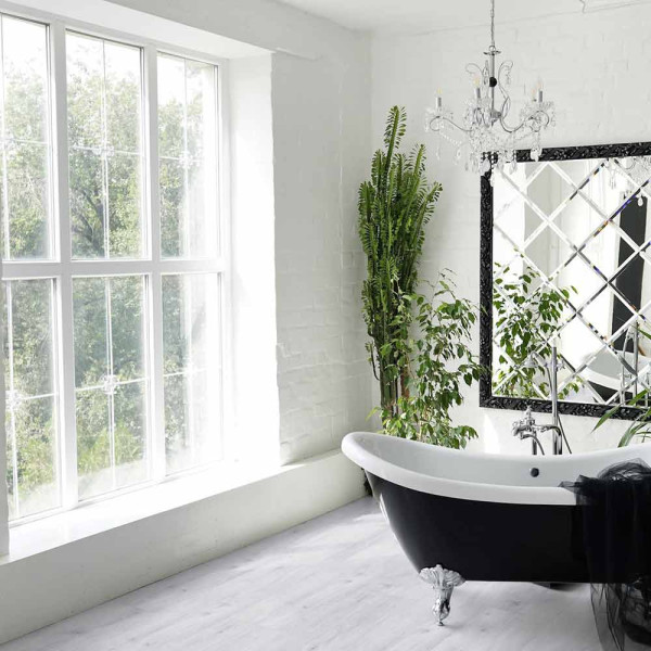 Helle Holzoptik mit sanften, grauen Tönen bildet den Bodenbelag ab. Der stilvolle Designboden wirkt modern und lässt sich vielseitig in Wohnräumen einsetzen.