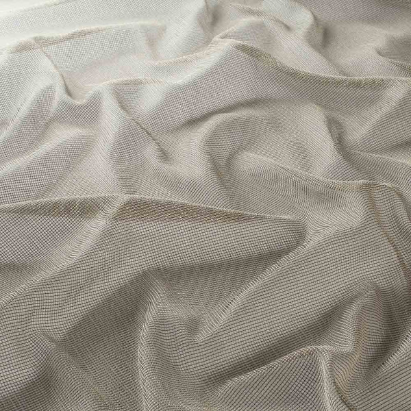 Halbtransparenter Dekostoff Sato 6121 in Braun liegt in sanften Falten. Die feine Struktur des Gewebes ist deutlich sichtbar und vermittelt einen eleganten Eindruck.