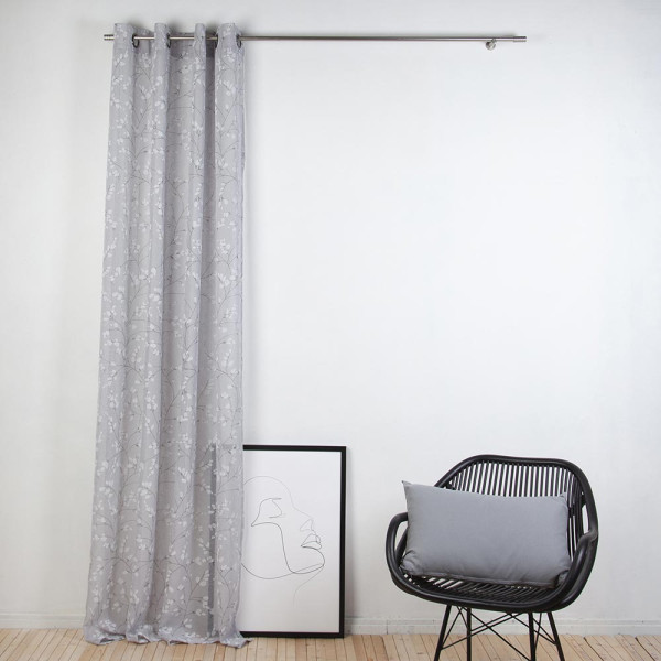 Vorhang im floralem Design mit Ösen, grau mit weißen Kirschblütenmotiven. Der Stoff hängt an einer Stange und zeigt eine geschmackvolle, elegante Struktur.