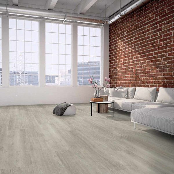 Heller, strukturierter Klebe-Vinylboden in Holzoptik zeigt eine Kombination aus grauen und beigen Farbtönen. Die Oberfläche wirkt modern und eignet sich für unterschiedliche Wohnräume.