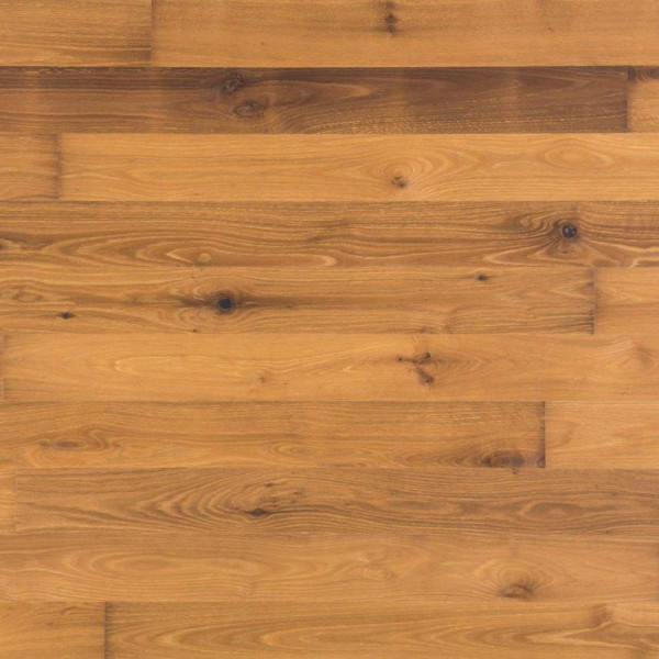 Holzdielen aus Räuchereiche sind in verschiedenen Breiten angeordnet. Die natürliche Maserung und Farbnuancen verleihen dem Boden eine warme, elegante Ausstrahlung.