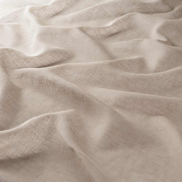 Beige Dekostoff mit Leinenoptik liegt faltig auf einer Oberfläche. Der Stoff zeigt eine feine Textur und lässt sich vielseitig für Vorhänge verwenden.