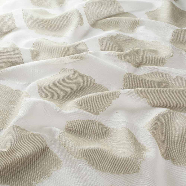 Halbtransparenter Dekostoff mit vielen beigen Punkten auf weißen Untergrund. Der Stoff weist eine glatte Struktur und weiche Falten auf. Ideal für individuelle Vorhänge oder Dekorationen.