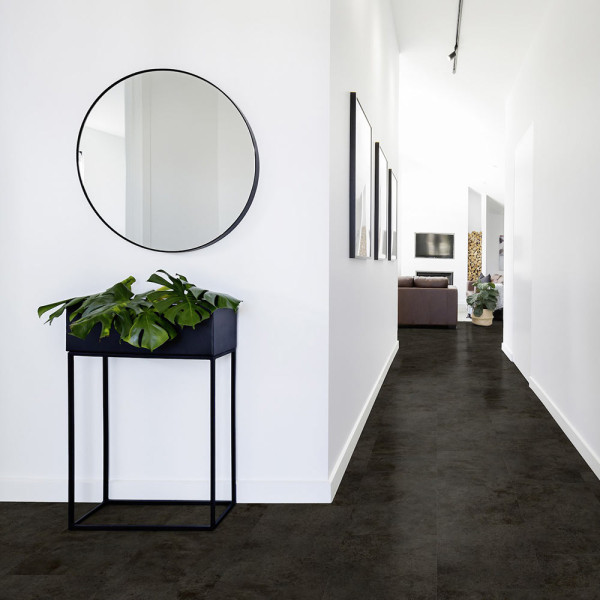 Dunkle Steindekor-Fliesen mit verschiedenen Oberflächenstrukturen bilden ein einheitliches, modernes Muster auf dem Boden. Die Fliesen sind in quadratischen Platten angeordnet und vermitteln einen eleganten Eindruck.