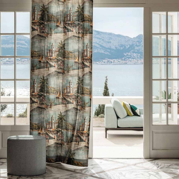 Bunt gemusterter Vorhangstoff mit Stadt- und Pflanzenmotiven, der sanft liegt und eine Sicht auf eine mediterrane Landschaft bietet. Farbenfrohe Details fügen sich harmonisch in das Gesamtbild ein.