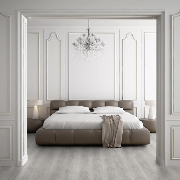 Grauer Klebe-Vinylboden mit Holzoptik zeigt eine feine Maserung. Der Bodenbelag hat eine helle, zeitgemäße Farbgebung und verleiht einem Raum modernistische Eleganz.