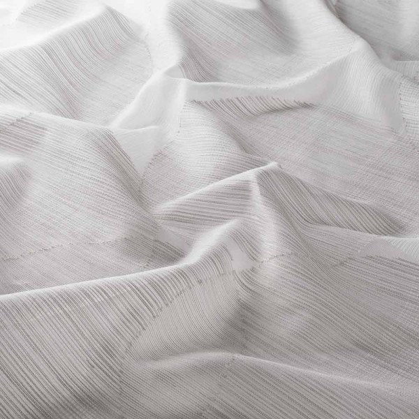 Helle, halbtransparente Stoffbahnen mit feinen Streifen liegen sanft übereinander. Der Dekostoff bietet eine elegante Gestaltungsmöglichkeit für Vorhänge. Ideal für eine stilvolle Raumdekoration.