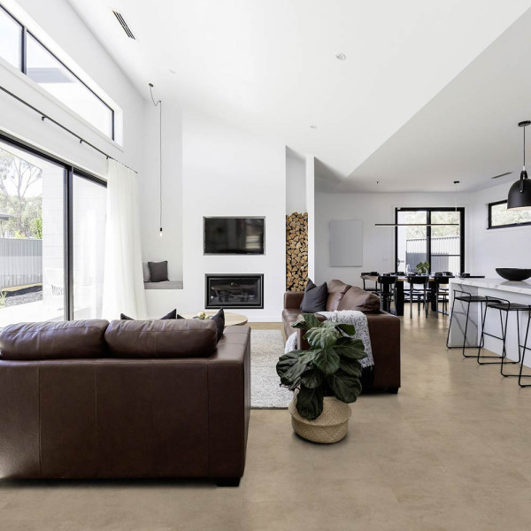 Beige Bodenfliesen im Steindekor sind gleichmäßig angeordnet. Die Oberflächenstruktur wirkt natürlich und bietet eine moderne, elegante Optik für Wohnräume.