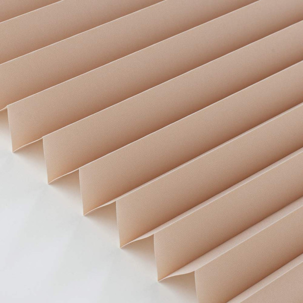 Beige Plisseestoffe sind gefaltet und gleichmäßig angeordnet. Sie bieten einen blickdichten Effekt für Fensterdekorationen. Die Struktur ist klar und sauber, ideal für maßgeschneiderte Lösungen.