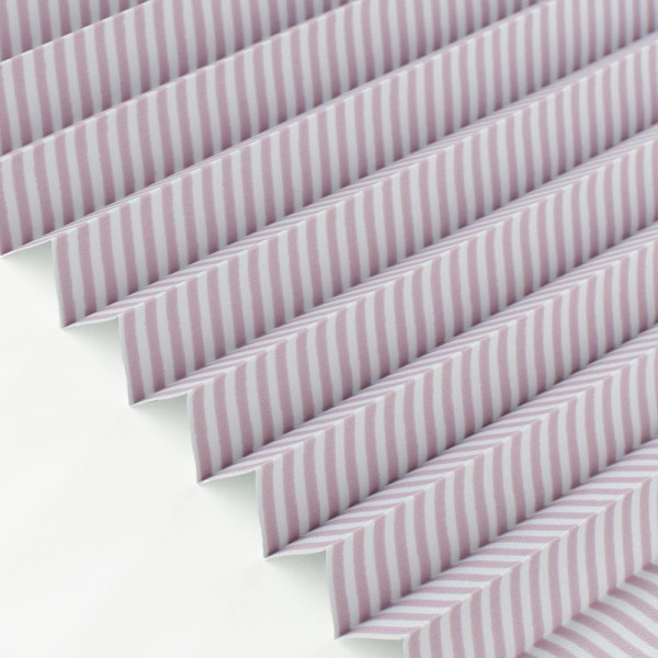 Lila und weiße gestreifte Plissee-Jalousien sind in gleichmäßigen Falten angeordnet. Die Faltenstruktur sorgt für eine elegante Optik. Das Plissee eignet sich zur Verdunkelung und ist nach Maß konfektionierbar.