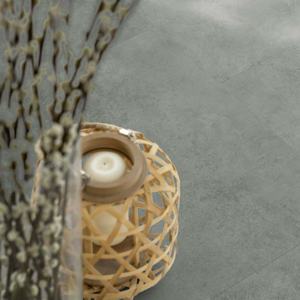 Grauer Designboden aus der Kollektion Gerflor Virtuo 30 zeigt strukturierte Oberflächen mit leichten Grüntönen und unterschiedlichen Texturen. Der Bodenbelag hebt moderne Inneneinrichtungen hervor.