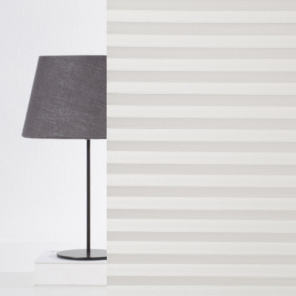 Weißes, plisseeartiges Material mit gleichmäßigen Falten. Das Plissee bietet Sichtschutz und kann nach Maß angefertigt werden. Es zeigt eine strukturierte Fläche aus hochwertigen Materialien.