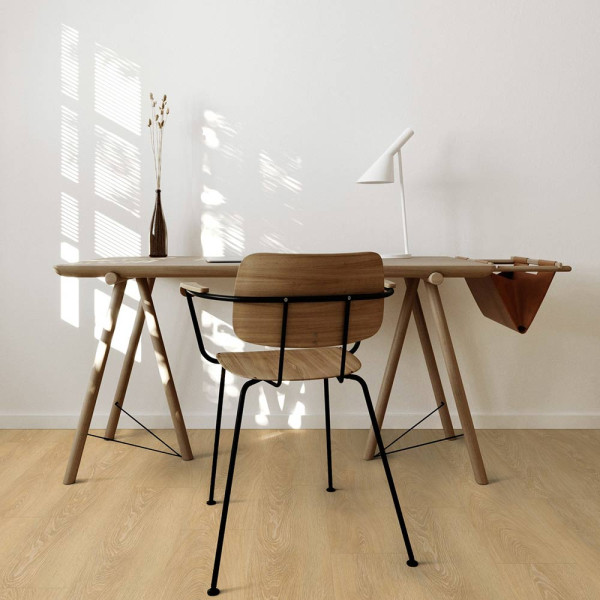 Hellbrauner Designboden mit natürlicher Holzoptik. Die Landhausdiele zeigt feine Holzmaserungen und Fugen. Der Bodenbelag ist für Innenräume geeignet und hat eine dezente, warme Ausstrahlung.