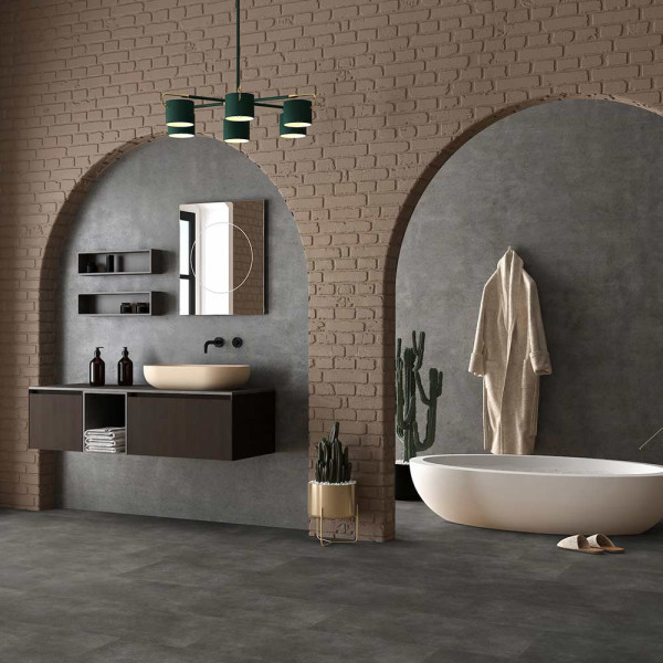 Dunkler Designboden mit einer strukturierten Oberfläche aus Steindekor. Die Platten sind in verschiedenen Größen angeordnet und zeigen eine matte, graue Farbgebung.