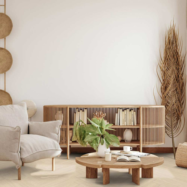 Helle, leicht strukturiert aussehende Fischgrätmuster des Gerflor Designbodens Virtuo Clic 55 HB in Blomma Cream. Der Boden wirkt modern und eignet sich für verschiedene Innenräume.