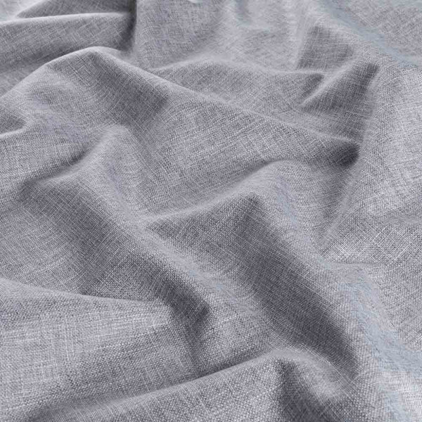 Grau strukturierter Dekostoff mit Falten, geeignet für Verdunkelungen. Der Stoff zeigt eine hochwertige Textur und eignet sich für individuelle Gestaltung nach Kundenwunsch.