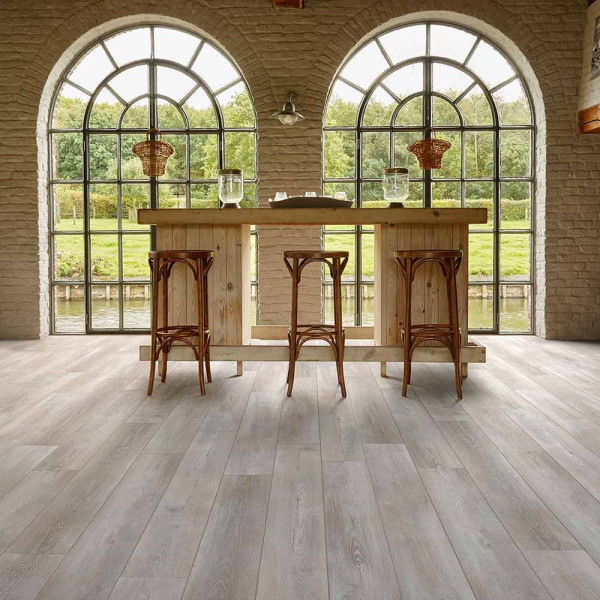 Helle, strukturiert aussehende Vinylbodenpaneele in einem modernen Deckendesign. Die Oberfläche zeigt eine leichte Holzmaserung in Grau, die einen eleganten Look vermittelt.