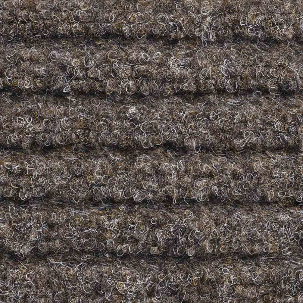 Dunkelbraune Nadelfilzmatte mit einer strukturierten Oberfläche, die aus vielen kleinen, lockigen Fasern besteht. Die Matte ist handlich gerollt und könnte als Fußmatte verwendet werden.