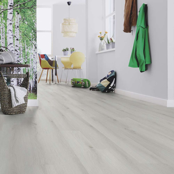 Klick-Vinylboden in hellgrauer Eiche mit einem natürlichen Holzlook. Die Oberfläche wirkt glatt und gleichmäßig, ideal für moderne Innenräume. Erhältlich zu einem Preis von 32,99 € pro Quadratmeter.