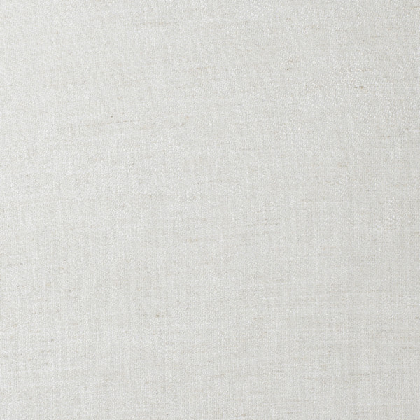 Hellbeiger Stoff mit feiner Struktur liegt zerknittert und unordentlich. Die Textur des Materials wirkt weich und leicht, ideal für Dekoration oder Vorhangstoffe.