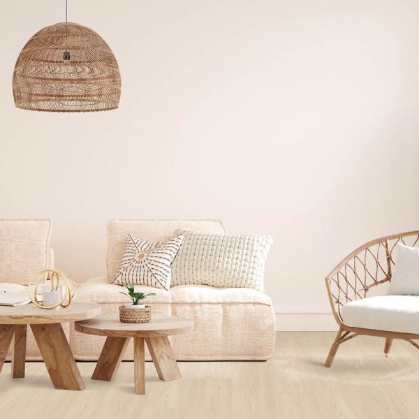 Helle, sandfarbene Vinylbodenoberfläche mit Holzoptik. Die Struktur und Maserung des Materials sind dezent ausgeprägt, was einen modernen und eleganten Look vermittelt.