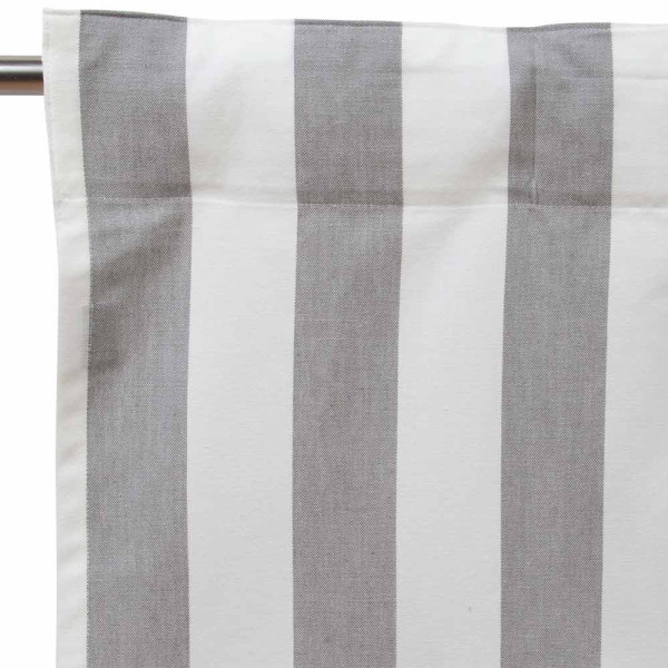 Natürlicher Vorhang in Grau und Weiß mit Streifenmuster hängt an einer silbernen Stange. Der Vorhang sorgt für einen blickdichten Sichtschutz in einem Raum.