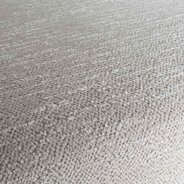 Helle, cremefarbene Textur des JAB Vorhangstoffs Jordan 1041, der für Vorhänge und Dekorationen verwendet wird. Die Oberfläche zeigt ein feines, gewobenes Muster.