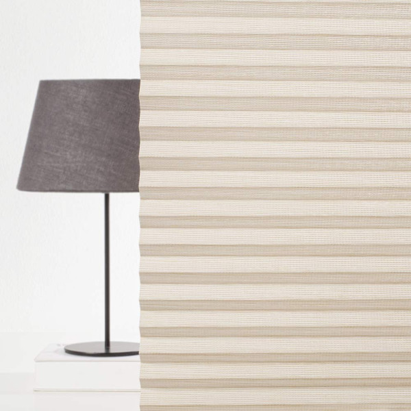 Beige Plissee, Modell Passau 9523, zeigt die gefaltete Struktur mit feinen Linien. Es eignet sich für maßgeschneiderte Fenster. Das Material ist blickdicht und hochwertig.