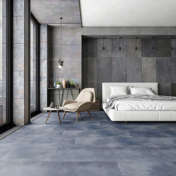 Grau-bläuliche Vinylestruktur mit unregelmäßigen, matte Flächen. Die Muster sind in variierenden Tönen angeordnet und erzeugen einen industriellen Look. Ideal für moderne Bodenbeläge.