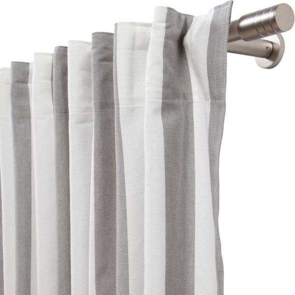 Natürlicher Vorhang in Grau und Weiß mit Streifenmuster hängt an einer silbernen Stange. Der Vorhang sorgt für einen blickdichten Sichtschutz in einem Raum.