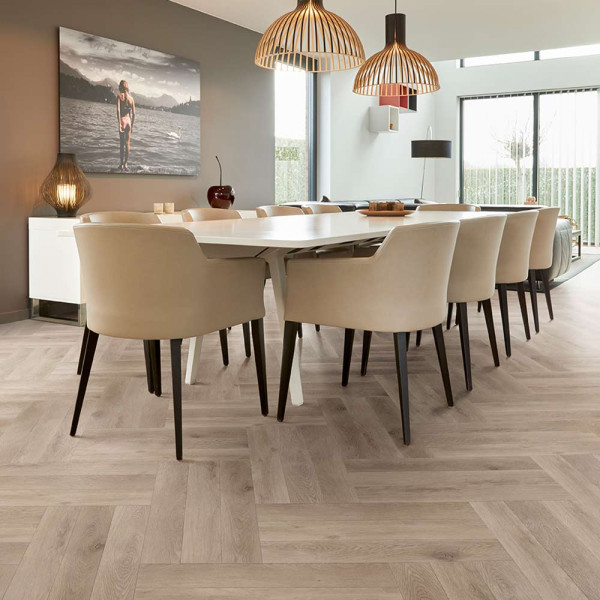 Helle Fischgrät-Design-Vinylboden-Planken in Natur-Optik sind in verschiedenen Formaten verlegt. Die Struktur zeigt Knoten und Maserungen des Holzes. Perfekt für moderne Wohnräume.