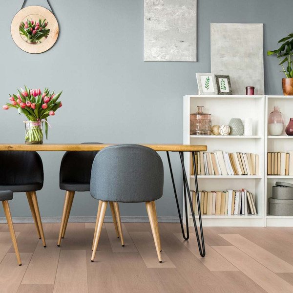 Helle, schlichte Holzoptik mit langen, schmalen Laminatdielen in einem hellen Farbton. Die Dielen sind gleichmäßig angeordnet und vermitteln eine ruhige, moderne Atmosphäre.