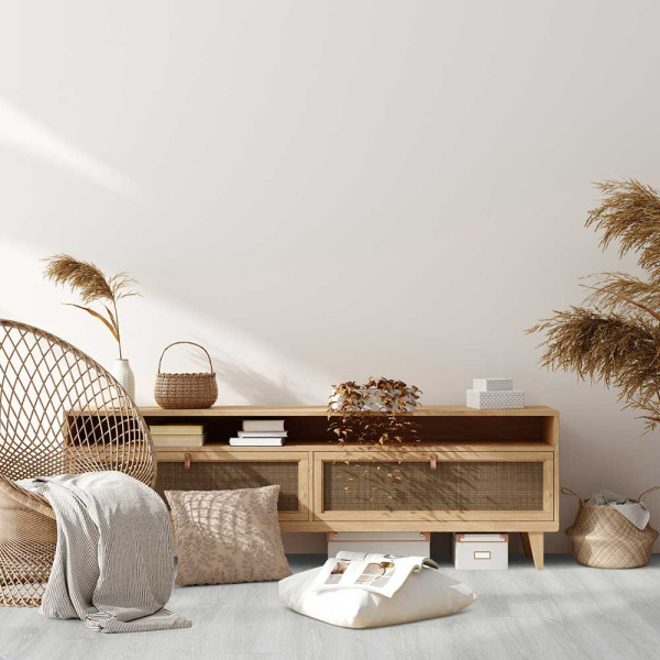 Der Bodenbelag zeigt eine helle, graue Landhausdiele mit einer Holzstruktur. Die Dielen sind in langen Paneelen verlegt und erinnern an einen modernen, eleganten Look.