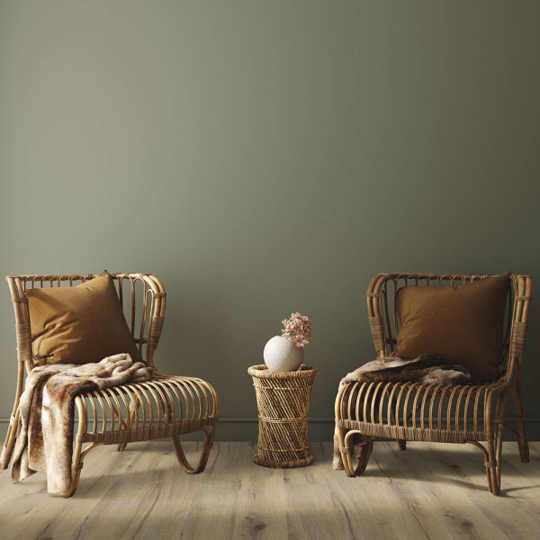 Helle, strukturierte Bodenfläche aus hellem Holzdekor. Die Oberfläche zeigt natürliche Holzmaserungen und Knoten, die dem Designboden eine warme und einladende Wirkung verleihen.