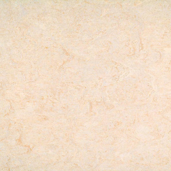 Sandbeige, marmorierte Oberfläche von Gerflor Marmorette Acoustic Linoleum. Die Struktur zeigt eine sanfte, geschwungene Maserung und vermittelt ein elegantes, neutrales Design für Innenräume.